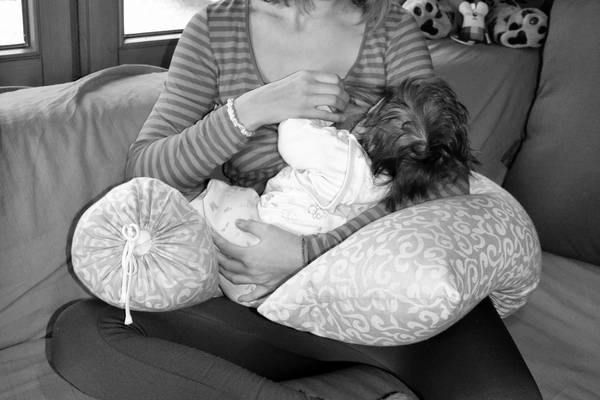 Stillposition mit Stillkissen in Wiegehaltung